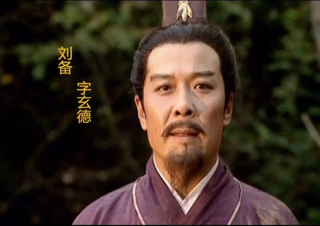 曹操为什么能够看出刘备是英雄？

这个很容易呀。

现在企业里头也一样。

有很多领导，在平级和下级面前，说起来一套一套，能够力压群雄，但是一旦到了级别比他高三级的领导面前，怂得像个孙子似的，话都说不