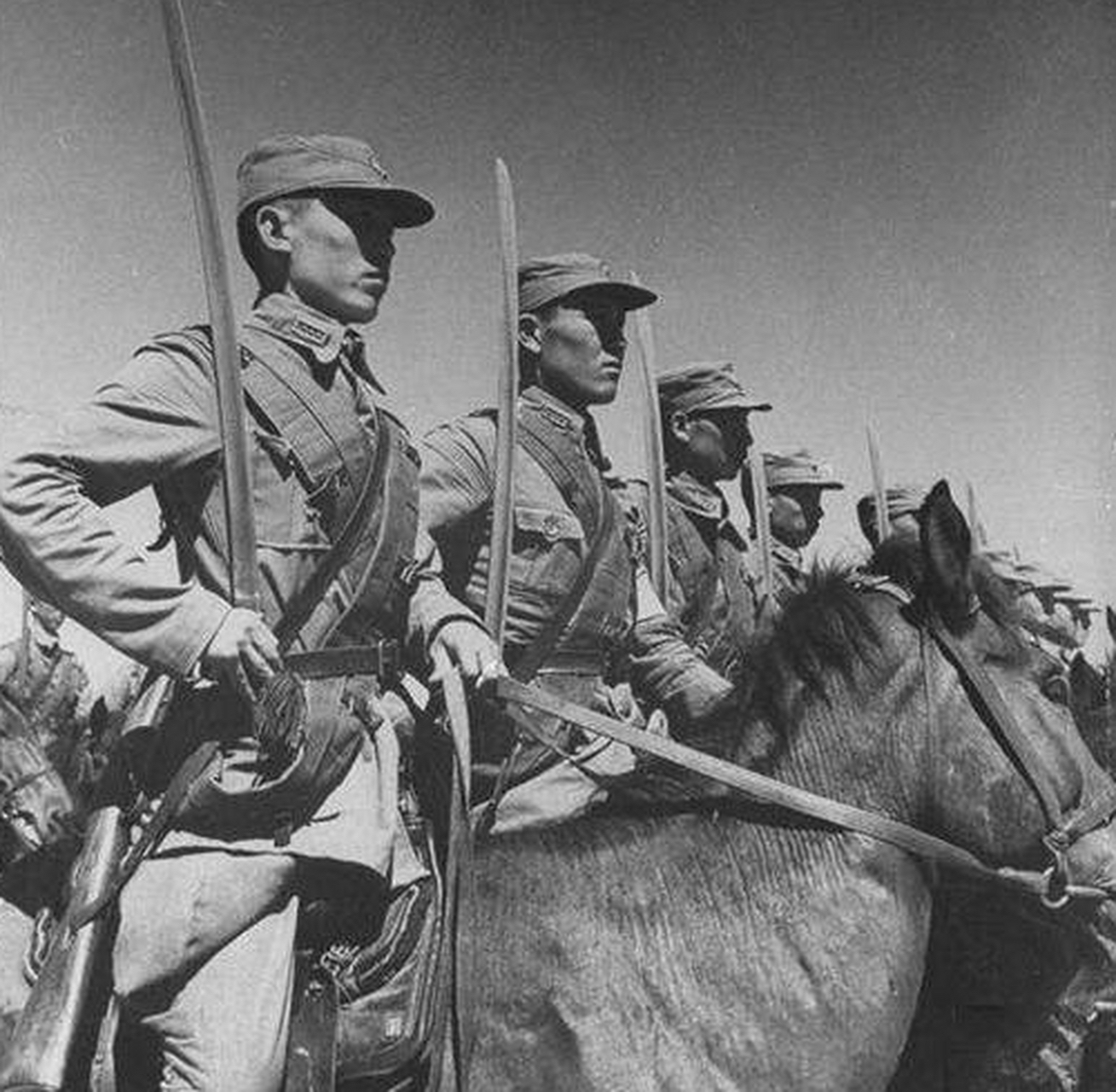 西北军有多少兵力？ 

“西北军”是中国近代史上一个重要的军事集团，但其兵力在不同时期、不同领导人麾下变化很大，并没有一个固定的数字。

通常所说的“西北军”主要指以下几个阶段和部分：  

1，冯玉