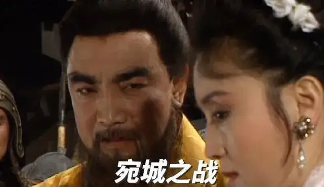 三国演义中为啥张绣连跪地投降的屈辱都咬牙忍受了，最后却为了个寡妇和曹操拼命？

可以这么说，要明白张绣从小被自己的叔父当儿子养大，教授文韬武略，他的地盘、兵马都是叔父留给他的，邹氏虽不是亲娘，可在他心