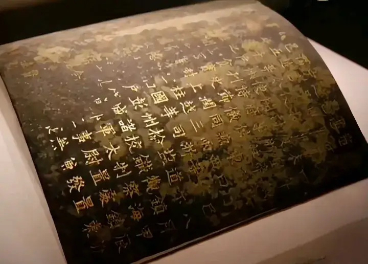 为什么朱元璋不认自己发的免死金牌，反而认可唐朝颁发的钱镠铁券呢？

众所周知，老朱给功臣发的34块免死铁券，基本成了催命符，32家功臣，都被他找由头灭了门。

可洪武年间，有个官员犯了死罪，要被朱元璋