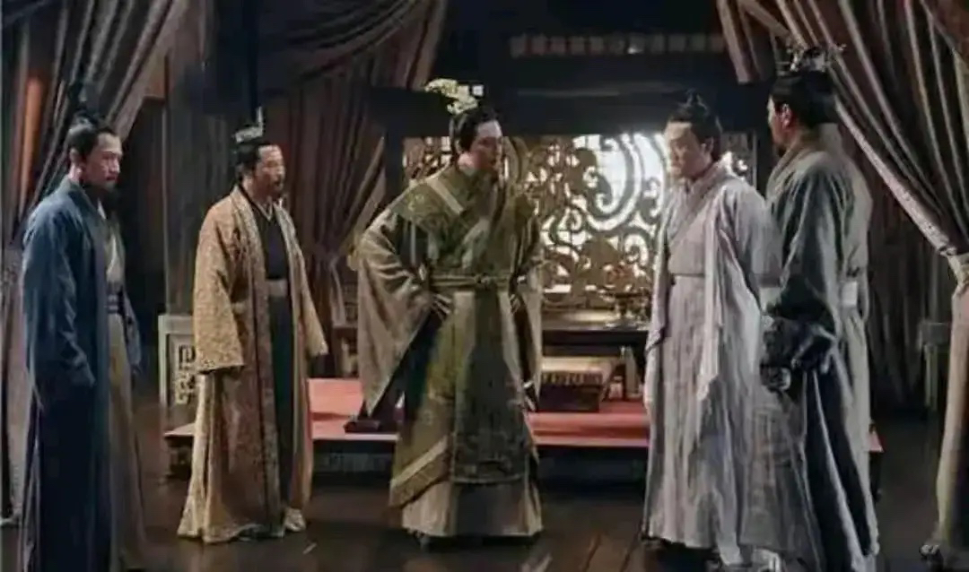 想摸清一个人的三观，跟他唠三国绝 对好使。有人粉曹操，有人挺司马懿，有人狂喷东吴吕蒙，这些都正常，毕竟萝卜青菜各有所爱。

但要是死磕刘备假仁假义，这兄弟人品八成有问题，自己心里脏，看谁都是脏的！

