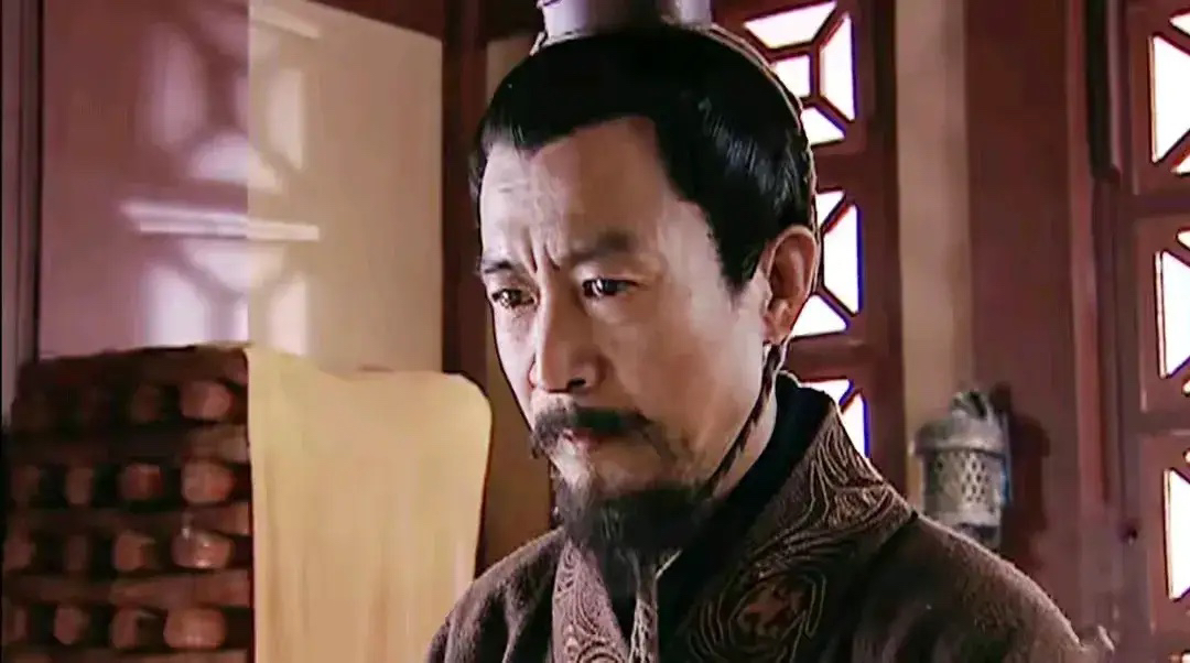 有网友问，在《汉武大帝》中，窦婴被腰斩灭族后，为什么作为政治斗争胜利者的田蚡，不仅不高兴，反而很害怕呢？

因为按田汾的想法，他俩的区别就是一个灰溜溜的回家抱孙子，一个爽10年，然后风风光光的回家抱孙