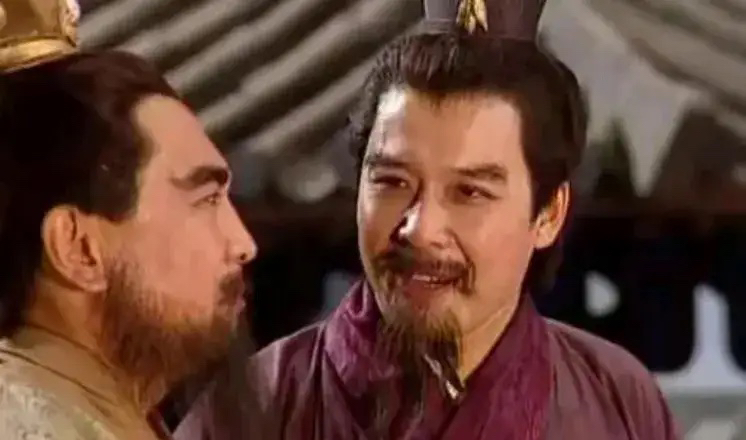 宋代老茶馆里，说书人一拍醒堂木，听客们听到刘备败走就抹眼泪，听到曹操吃瘪就拍手叫好。

这可不是段子，苏轼笔记里，白纸黑字记着这场景。老百姓虽然不识字，却坚信仁义就该像刘备这样掏心掏肺待兄弟，像诸葛亮