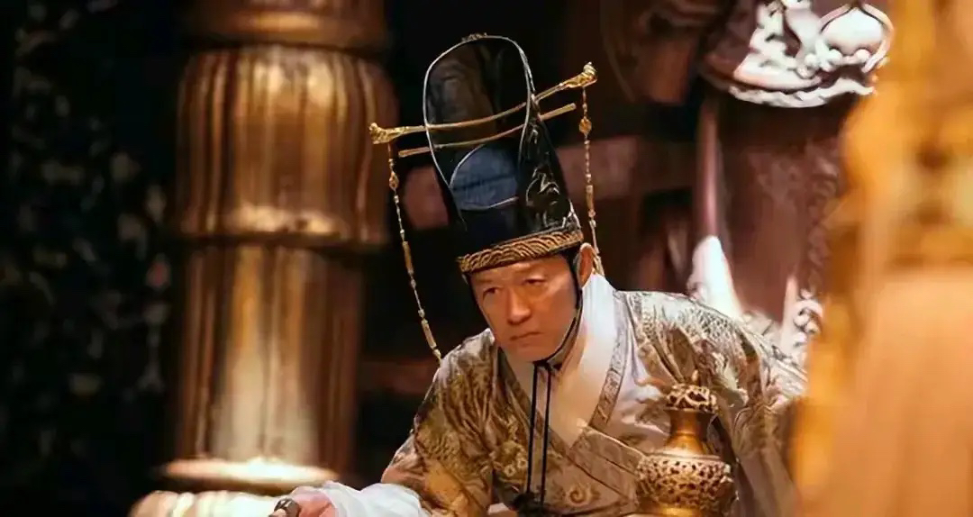 直到现在我才明白，为啥王承恩是5000年来唯 一进皇陵的太监了！

李自成打进北京那天，历史狠狠打了大明一耳光，满朝文武大臣都跪着投降，反倒是天天挨骂的太监们硬气了一把！

你知道紫禁城最后怎么守的吗