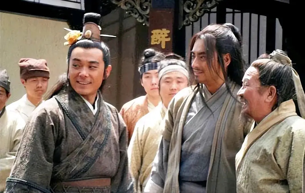 武松去飞云浦前，施恩给武松送烧鹅，为什么让人很感动？表面看只是送只鹅，但你细品，全是掏心掏肺的兄弟情！

他给武松腰上绑的包裹里，塞满了食用家当，两件厚棉衣防寒，碎银子当路费，连换洗的麻鞋都备了两双。