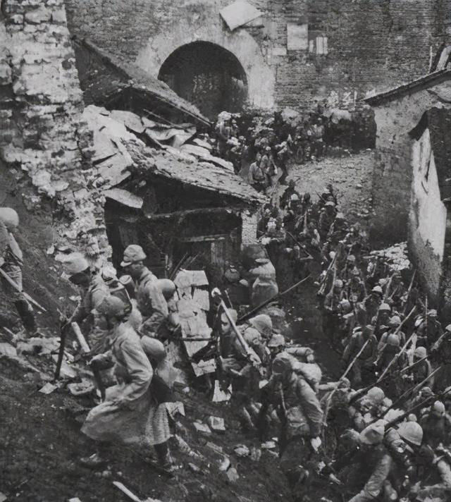 “许昌保卫战”是抗日战争时期豫中会战（1944年）中的一场关键战役，发生在河南省许昌市（当时称许昌县）。  

这场战斗以中国守军的顽强抵抗和最终惨烈失守而闻名，是豫中会战中国军队英勇抗战的缩影。  