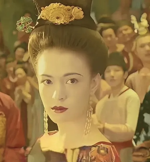 为啥古代皇帝很少听说有外籍妃子呢？讲个真事儿你就懂了。

唐玄宗李隆基有一回看波斯舞看嗨了，当场宠幸了个波斯舞娘，好家伙，一次就怀上了，结果生了个早产的女婴。

这一下可尴尬了，本来就被五姓七望嫌弃她