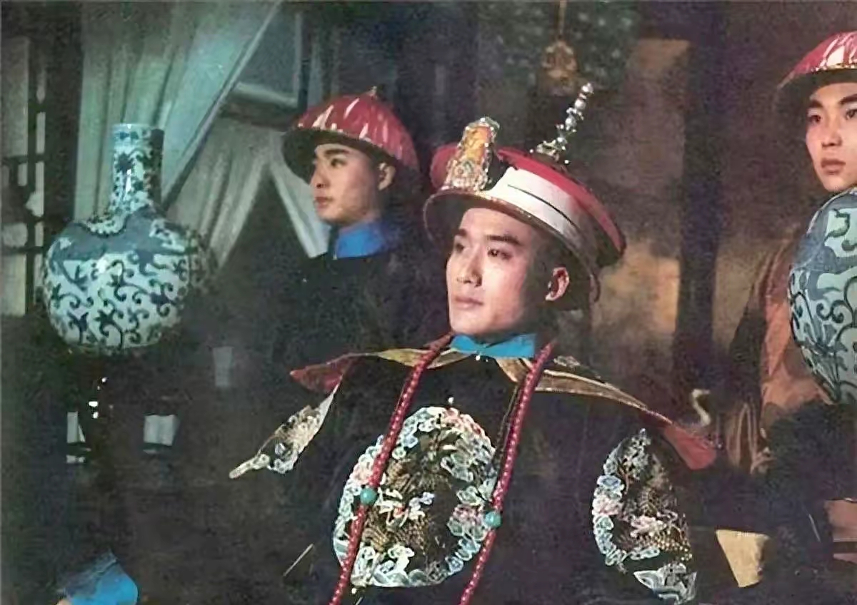 难怪咸丰帝30岁暴毙，你看他逃往热河干了啥？每天都做4件致命事。

咸丰这人逃到热河避暑山庄后，彻底放飞自我了。

别的先不说，单说他那“选妃”的劲儿就够离谱。

听说在京城那会儿，他就从民间抢了四个