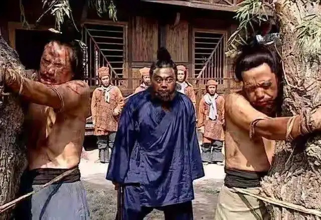 如果张飞逼你三天之内，造10万套白旗白甲，办不到就砍头，你会咋办？说实话，很多人真小看了范疆、张达这哥俩，其实真算条好汉！

你想，遇上领导安排你一个根本不可能完成的任务，底下人通常怎么干？层层摊牌，