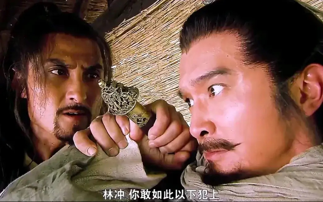 说林冲不能杀王伦的，其实就是让老实人受了欺负不能反抗。

王伦对林冲有啥恩情，梁山上他是老大不假，但背后有柴进财力上的支持，柴进也算是大股东，推荐林冲上梁山再合理不过。

柴进给了林冲一条生路，王伦却