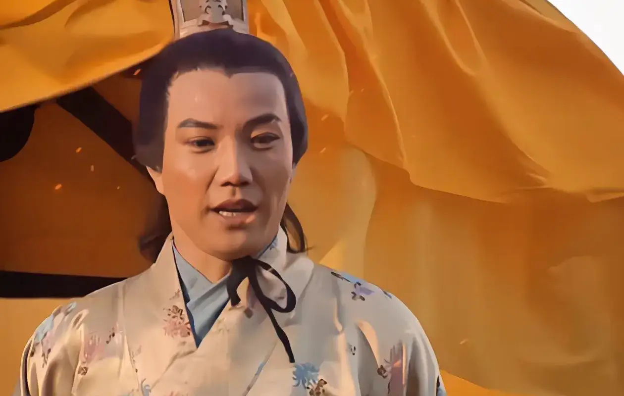 为什么曹睿晚年只顾着吃喝玩乐，司马懿却还是那么怕他？

曹叡晚年广修宫殿、强征民夫、后宫过万，但军权从未松手，将领无诏不得调兵，司马懿打仗需交还虎符。

曹叡23岁平鲜卑、30岁灭公孙渊，手腕铁血，敢