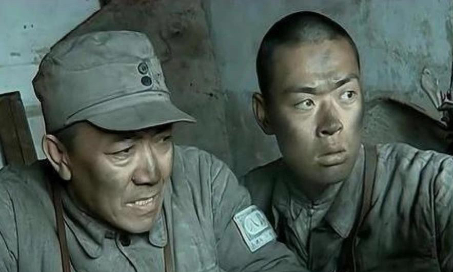 大家都别被“亮剑”给骗了
​​​​​​​​​“亮剑”里李云龙团长在团里说一不二，说政委赵刚是管生活的。那只是电视剧，是为了突出李云龙的个性罢了。
​​​​​​​现实中的团长和团政委，都是团主官，一个是