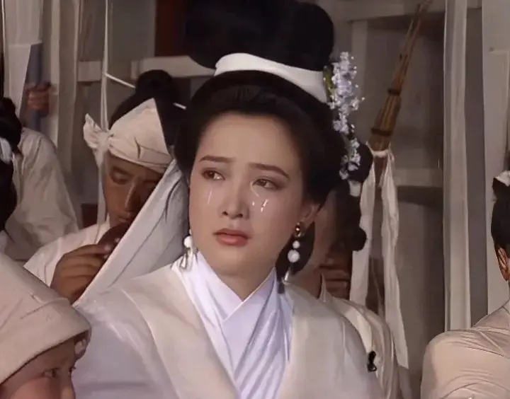 为什么大唐能够做到各民族平等呢？讲个笑话，大唐嫁出去一堆公主，其实真正的皇帝嫡女，就一个宁国公主。

为啥会轮到这个嫡女和亲呢？因为这姐们儿命太硬了，她先嫁荥阳郑家，丈夫没了，再嫁河东薛家，丈夫又没了