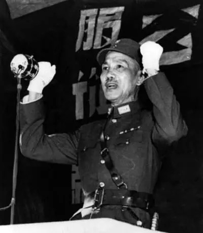 蒋介石年轻时候放荡不羁，非常荒唐。但自入黄埔后，收敛许多，生活很规律了，平常其爱好如下：
喜欢早起早睡，每天5点不到就起床，晚上9点必上床。从不熬夜。
喜欢打座诵经，诵经范围包括圣经，心经。
喜欢读唐