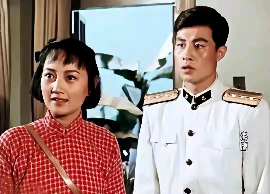 王心刚和唐国强谁的颜值更高？

王心刚：身材高大魁梧，身姿挺拔，五官立体，鼻直口方，目若朗星，富有阳刚之气，举止优雅大方。

唐国强：面孔白皙，长相秀气，五官相对柔和，唇红齿白，玉树临风。