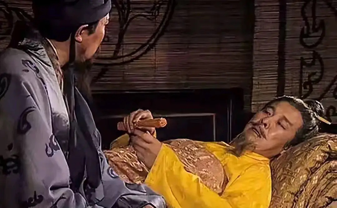 为什么年纪越大越佩服刘备呢？老三国中有这样一段，徐庶突然接到母亲被曹操扣押的信，内心万分挣扎，既不舍得离开刘备这个明主，又忧心自己母亲性命。

刘备虽然非常不舍，却仍强忍悲痛说，“明天相送”。一旁的孙