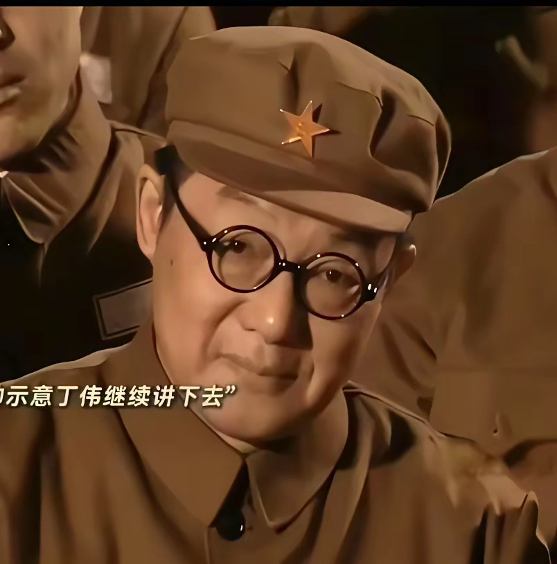 在《亮剑》里，李云龙、丁伟、孔捷都只评了少将。李云龙虽然资历老战功多，但他在解放战争时受伤后就一直在后方养伤，而且还犯过不少错，能得少将其实算不错了。
丁伟搞买卖违反纪律，这肯定影响授衔。孔捷看似最冤