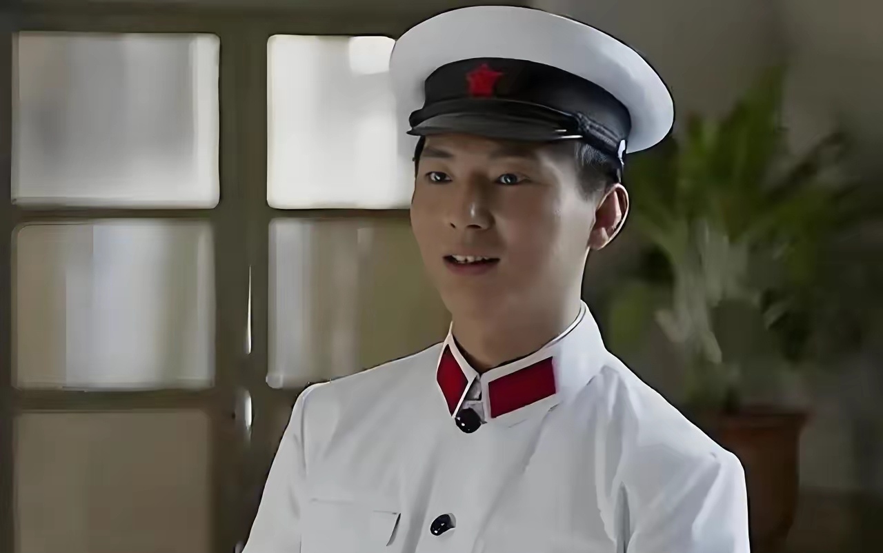 在《父母爱情》里的孟天柱背景有多牛？

这个人一出场就是团政治处主任，那时他不过20多岁，年纪轻轻就到了这个位置，背景和能力都不容小觑，不然也不会被精明的安杰一眼看中。

孟天柱被亚菲戏称为“饿主任”