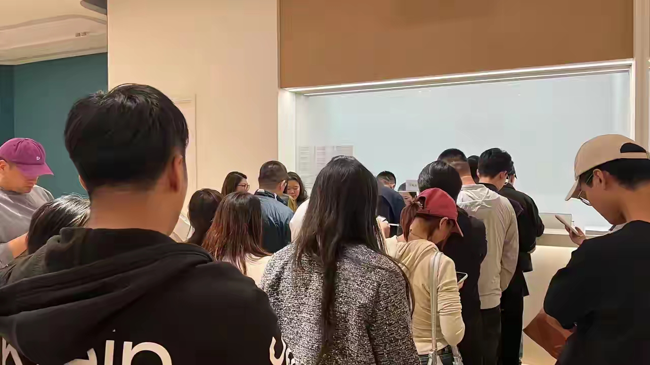昨晚吉利星愿就正式上市了，6.98万元的价格确实是太内卷了。今天一大早就想着去看看现车，没想到吉利4S店都开始大排长龙开始排队订车了，这也实在是太夸张了吧？