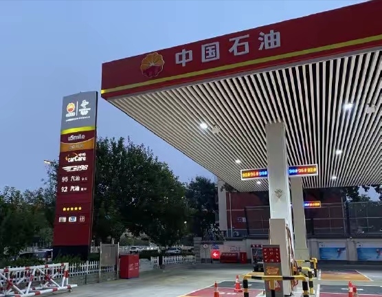 看完各国的油价对比后，终于明白为什么纯电动车型在国外很难发展起来了。每个国家以加满60L的油对比价格；
美国：约需450元人民币
日本：约需550元人民币
英国：约需800元人民币
俄罗斯：约需255