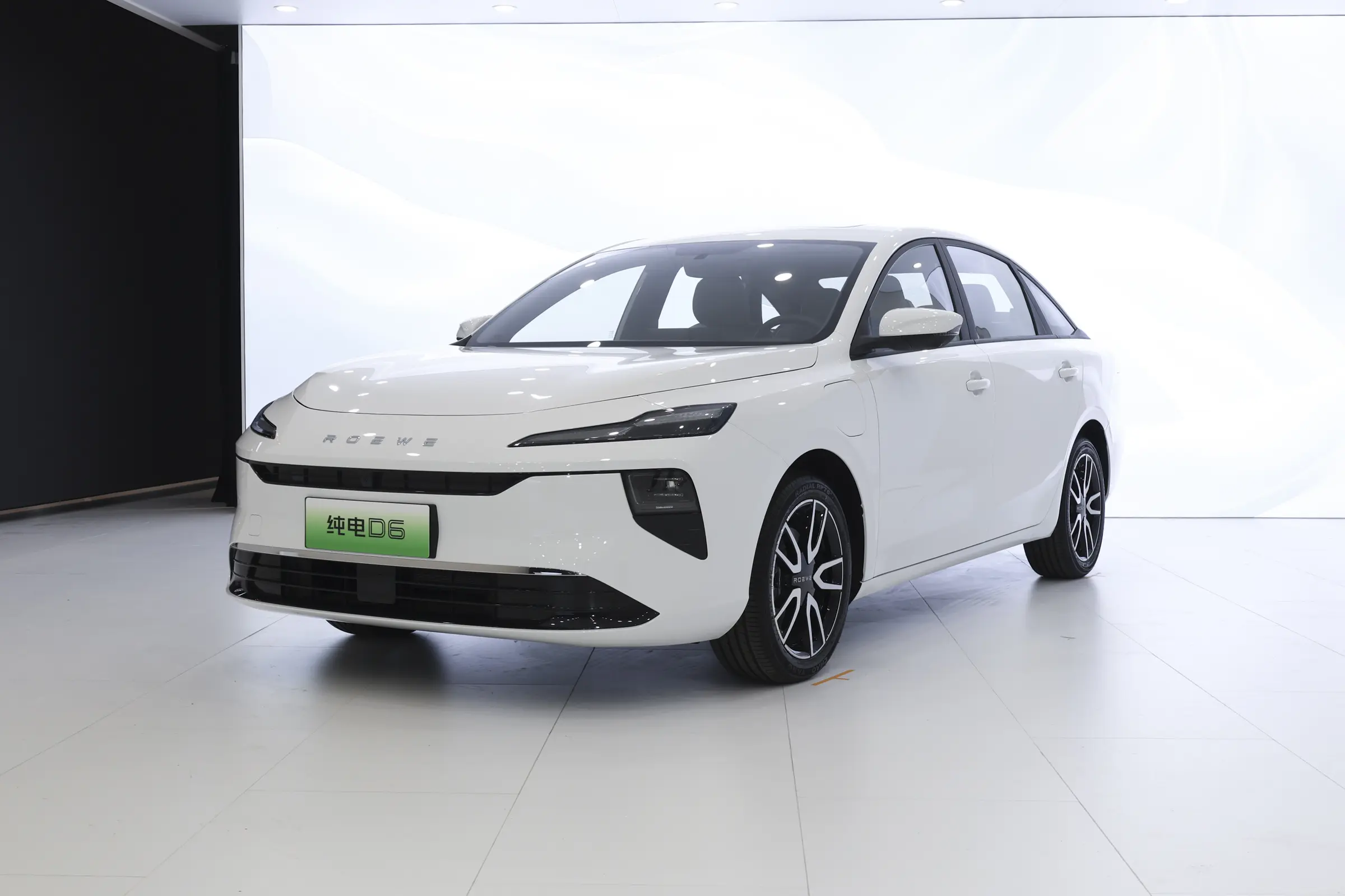 10万元级别内什么车型既适合跑网约车又适合家庭用车？这几款车型绝对是个不错的选择。
第一款：7.98万元荣威D6（450km纯电续航）
第二款：9.98万元零跑B10（510km纯电续航）
第三款：9