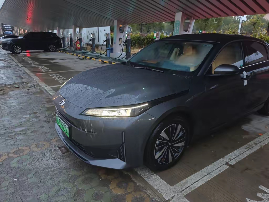 卖掉了油车，换上了新能源电动车后，我才发现，燃油车真的像是一个老古董了。
新能源电动车在整个用车体验来说真的是比燃油车要好很多了。无论是在智能化上、还是在动力性能上面都要比燃油车要好很多。
或许很多人