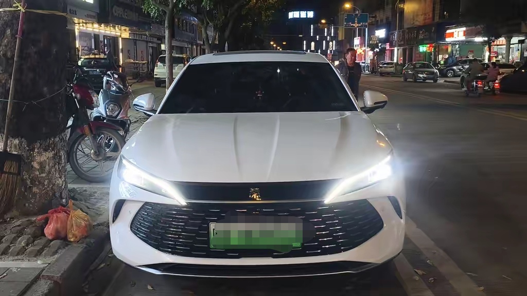 9万多买了一辆比亚迪秦L开了3个月，有一肚子话要说。
比亚迪秦L这款车型不到10万元的价格就能拥有B级车的空间还是挺不错的，加上车内配置这方面也很丰富，基本上能用到的用不到的配置都给到你了。油耗这方便