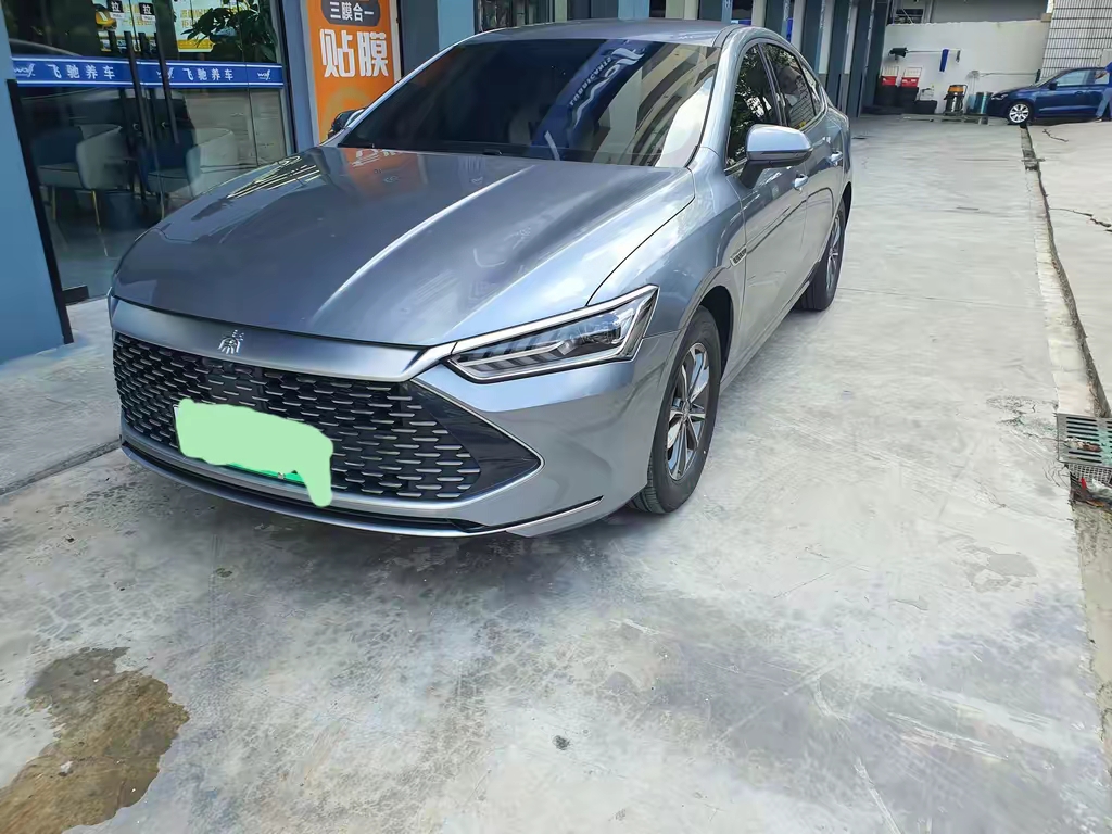 买了比亚迪秦plus7.98万元版本的车型，自己在家安装了一个充电桩，使用了5个月了，提车的时候就加满了一箱油，开了将近7000公里了，这一箱油到现在也没有用完，不得不说比亚迪秦plus这款车真的太厉