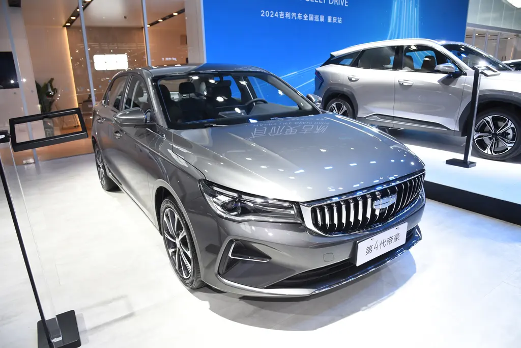 一年用车不到1万公里但是又想有一台属于自己的车？选这几款准没错。
图一：6.09万元吉利帝豪
图二：4.99万元荣威i5
图三：6.98万元日产轩逸经典款
图四：5.29万元奇瑞艾瑞泽5
图五：5.5