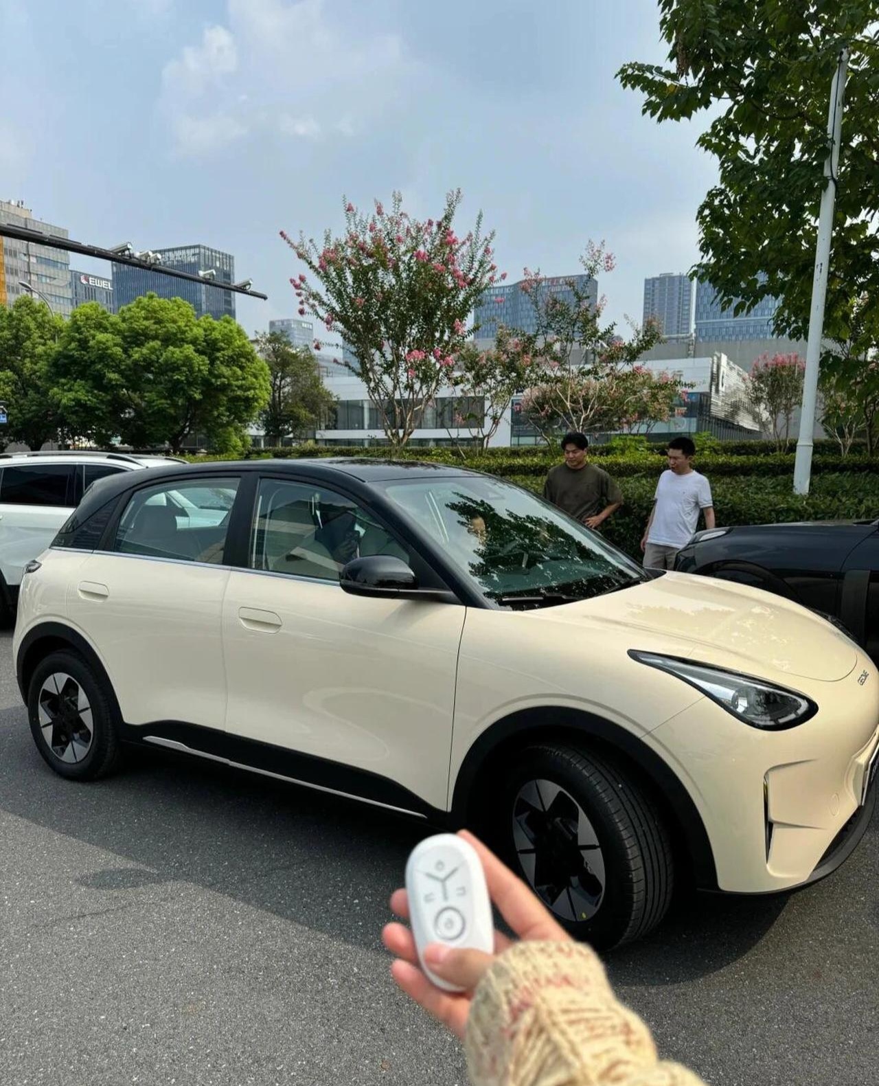6.88万元买一辆纯电动车不香吗？
吉利星愿这一款车型现在价格降价到6.88万元了，可以说是7万元级别内最有性价比的纯电动车型了。这款车不仅有对外放电功能，还有宁德时代液冷电池，无论是在空间上还是电池