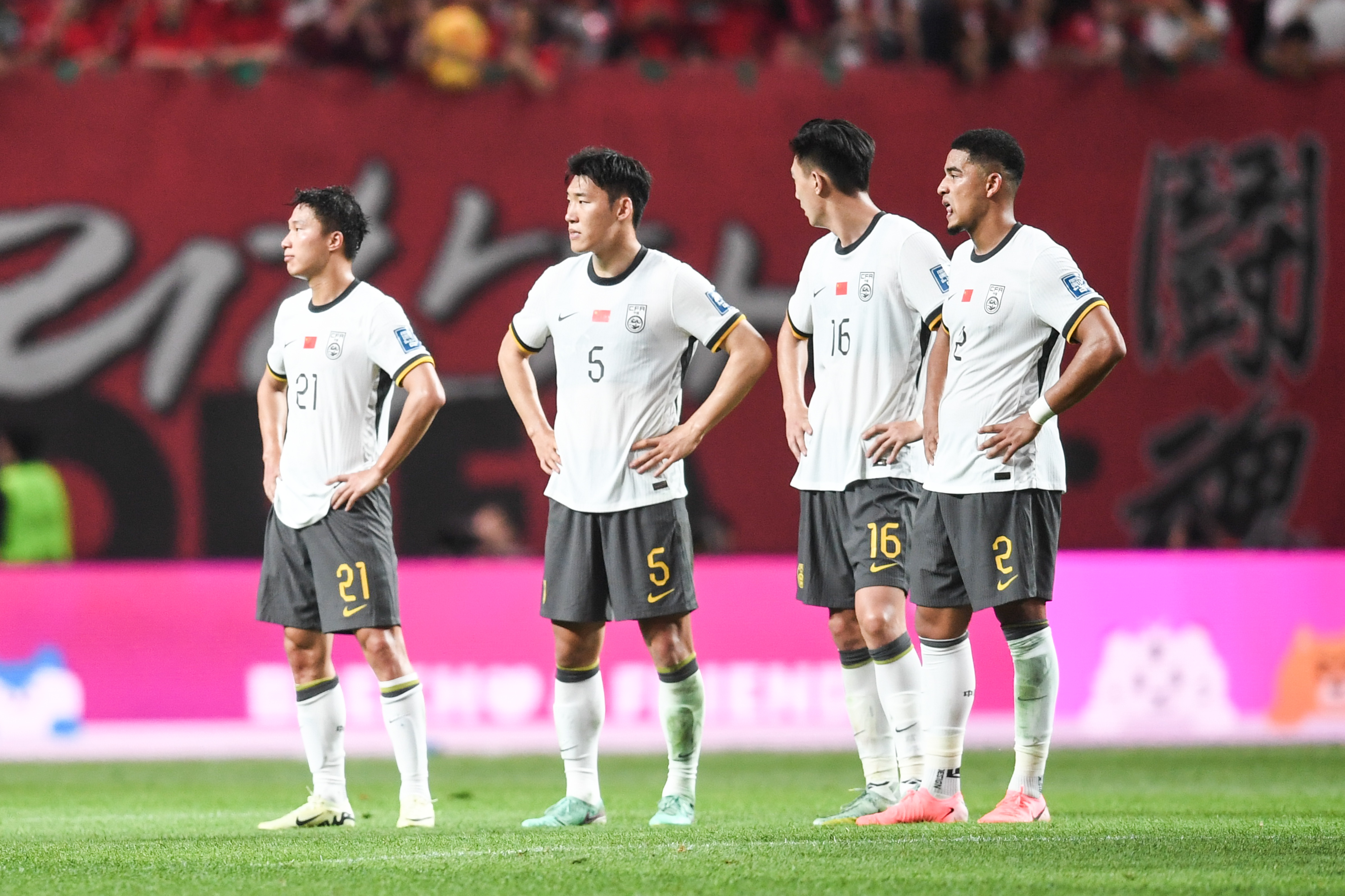 国足排名越来越低。

国际足联排名近日更新，国足排名正式从87位跌至91位，离跌至100位越来越近。

从排名表看，排在国足身后的球队有叙利亚、泰国、印尼和朝鲜等队，可如果论球队实力，国足想赢这些球队