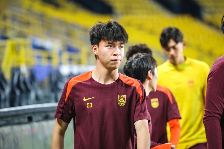 王钰栋！未来属于你！

国足1-0击败巴林，赢下尊严之战，18岁小将王钰栋在终场阶段攻入一粒点球，正式开启属于他的国足新时代。

进球后，王钰栋兴奋地脱衣庆祝，身边的国足大哥哥们也为他感到由衷地高兴，