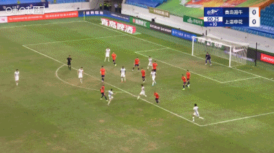 张驰你到底想干什么！

本轮中超，申花客场2-0击败海牛，虽然海牛输了比赛，但他们并不是没有机会赢球，比赛进行到第90分钟，当时比分还是0-0，海牛获得绝佳反击机会，可惜张驰一脚莫名其妙的传球直接把球