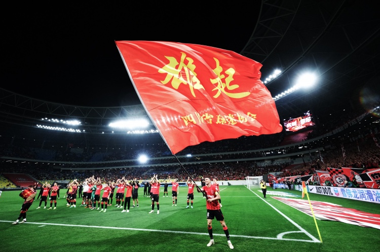 成都蓉城真牛！

本轮中超联赛，成都蓉城主场3-1击败上海海港，直接把对手从榜首位置拉下马，同时凭借这场胜利，继续牢牢占据积分榜第三位置，让身后的北京国安无从超越。

剩余两场联赛，成都蓉城将分别迎战