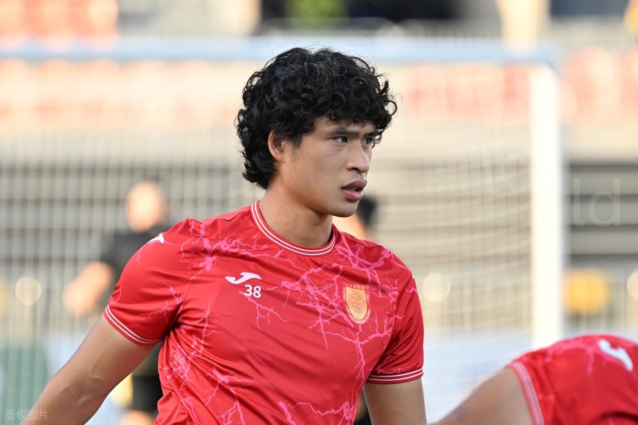 本轮中甲，重庆铜梁龙主场2-1力克深圳青年人，继续在积分榜上保持第二位置。

本场比赛，为铜梁龙进球的分别是国安旧将和晓强和绝杀英雄卡里略。

和晓强的这粒进球，是他个人本赛季攻入的第2粒进球，可喜可