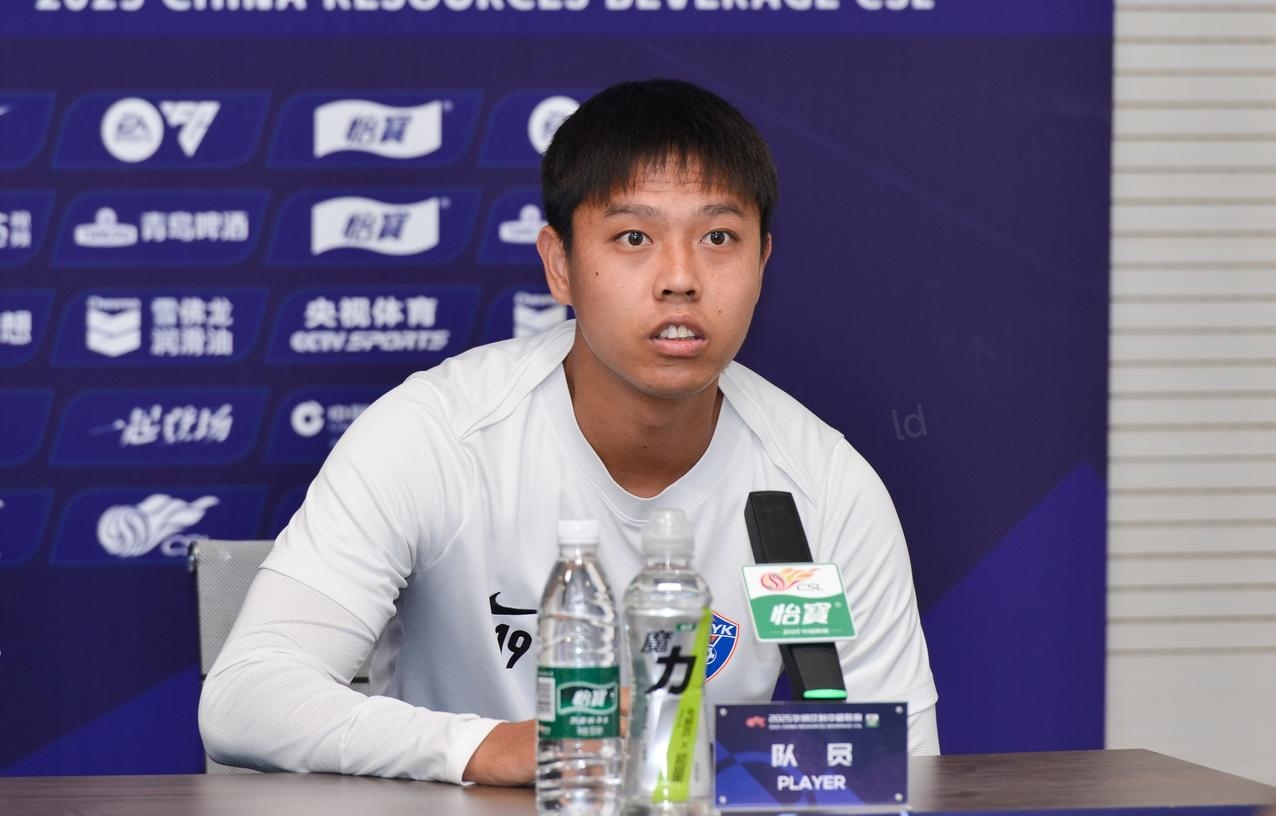自云南玉昆引进外援布尔克后，北京国安旧将段德智的出场时间就越来越少。

截至目前，段德智本赛季仅为云南玉昆出场9次，总出场时间才398分钟，主教练安德森似乎已遗忘了他的存在。

随着外援布尔克的红牌禁