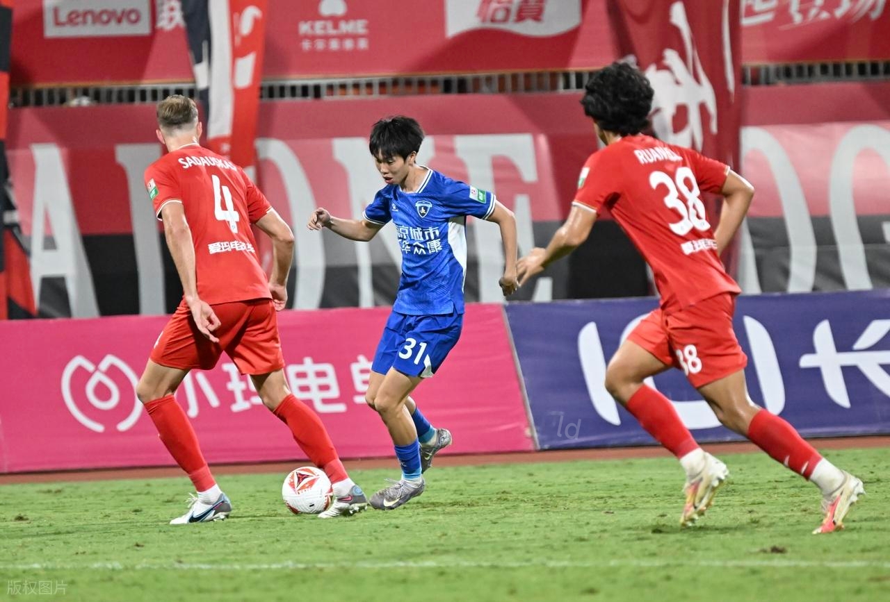 和晓强和阮奇龙下赛季将重回中超。

本轮中甲，重庆铜梁龙主场1-0击败南京城市，在上轮不敌南通支云后重新找回胜利的感觉。

目前积分榜上，重庆铜梁龙积46分位居积分榜第2，比第三名广州豹多12分，只要