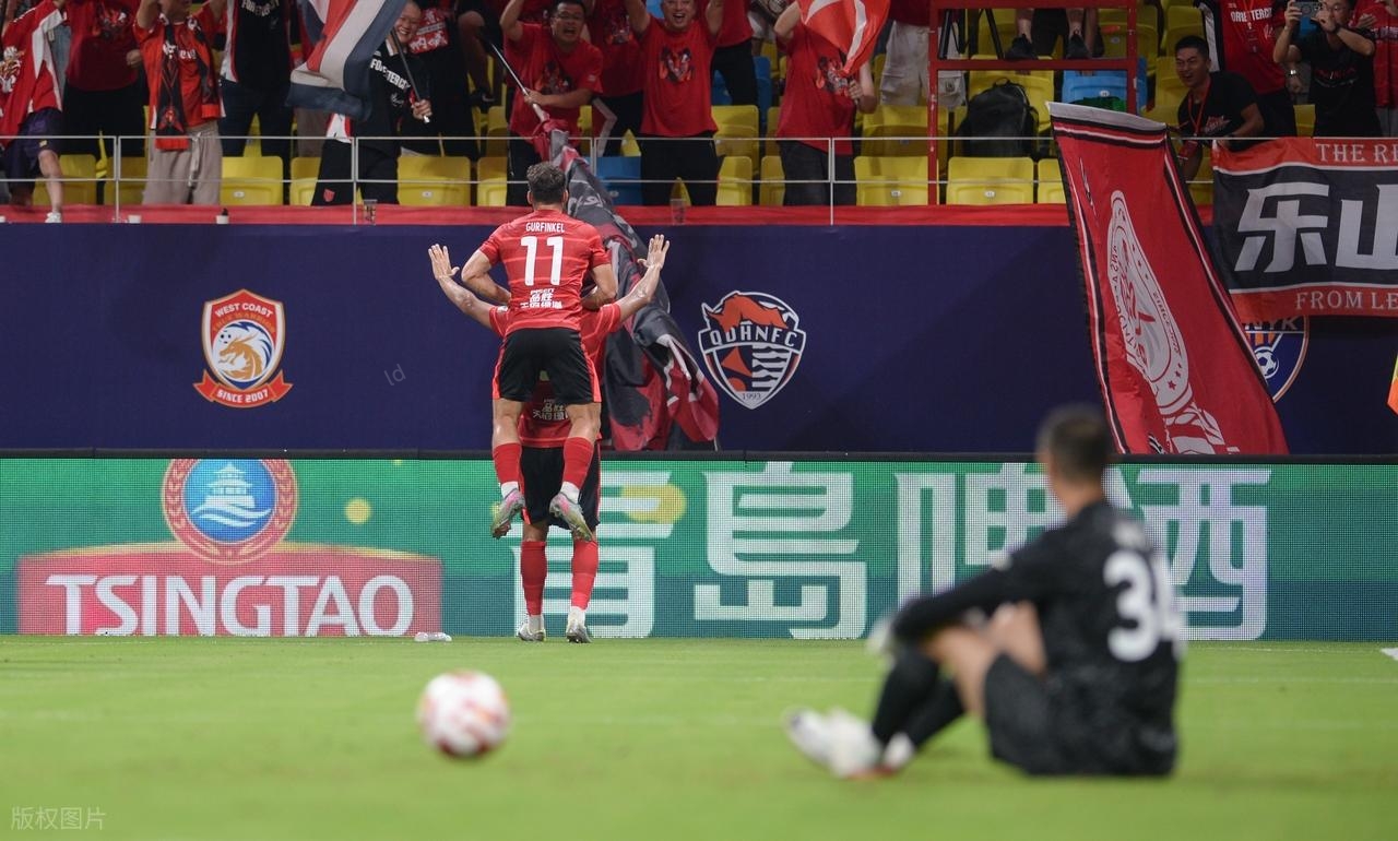醒醒吧！国安！

本轮中超，北京国安客场0-2不敌成都蓉城，遭遇联赛两连败。

虽然从数据统计看，国安的控球率高达六成以上，但全场比赛，国安无论进攻防守都只能用稀烂来形容，输球完全在情理之中。

以成