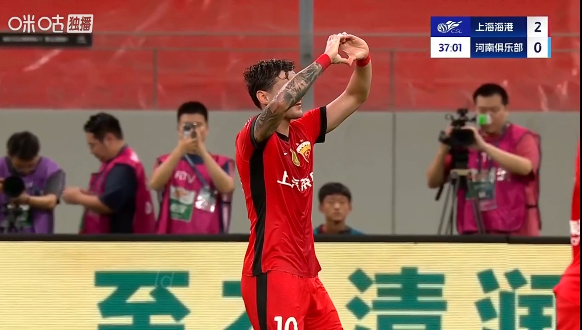 海港重回榜首！

本轮中超，海港主场4-1轻取河南，以2分优势反超申花暂居积分榜第一位置。

接下来，申花对阵浙江的比赛将变得尤为重要，一旦申花在浙江身上丢分，争冠压力将变得越来越大。

那么，申花能