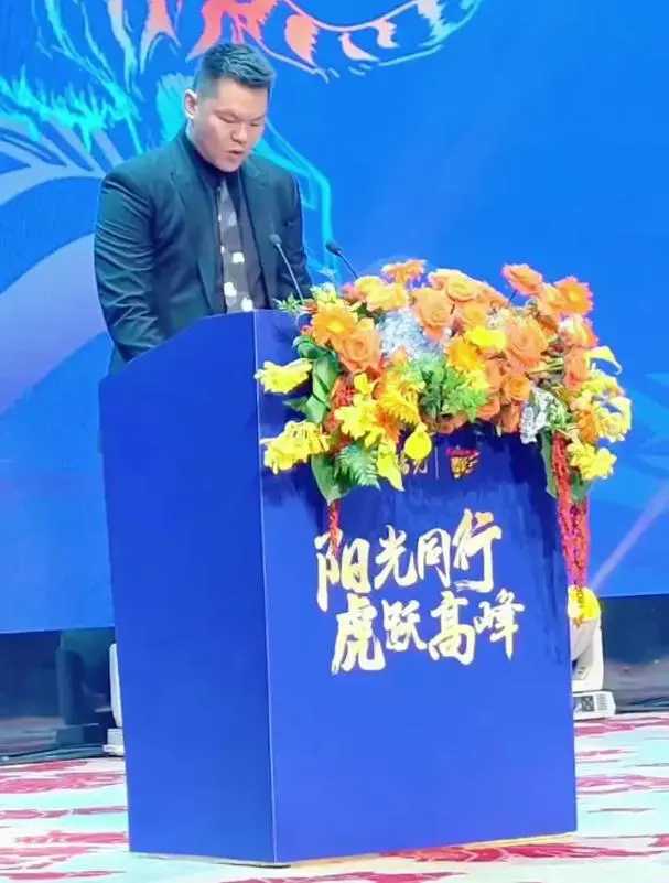 广东宏远憋大招！朱芳雨30号宣布第三外援，CBA旧将引发热议。

最近广东宏远队的动态可是让咱们操碎了心啊。在第一阶段的CBA季前赛上，虽然缺少多名主力球员，但广东男篮还是三战全胜，势头相当不错。不过