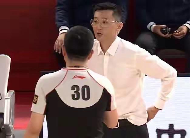 
CBA赛场上，裁判的哨声似乎总是偏向某些队伍，让人不禁想问：为啥裁判总是“隐身”在处罚名单之外？球迷们的呼声越来越高，大家都在说：裁判，你也得受罚！

裁判的业务水平，现在真的让人捏把汗。场上的执法