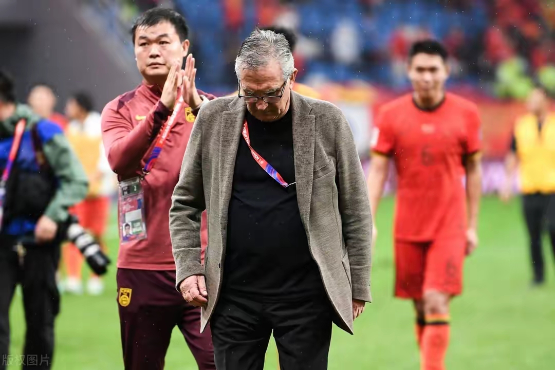

中国男足在18强赛中接连失利，特别是在对阵沙特的比赛中，虽然在开场不久取得了领先并占据人数优势，但最终以1-2告负。主教练伊万科维奇的战术布置和临场调度能力遭到了广泛质疑，许多球迷和媒体认为他的指