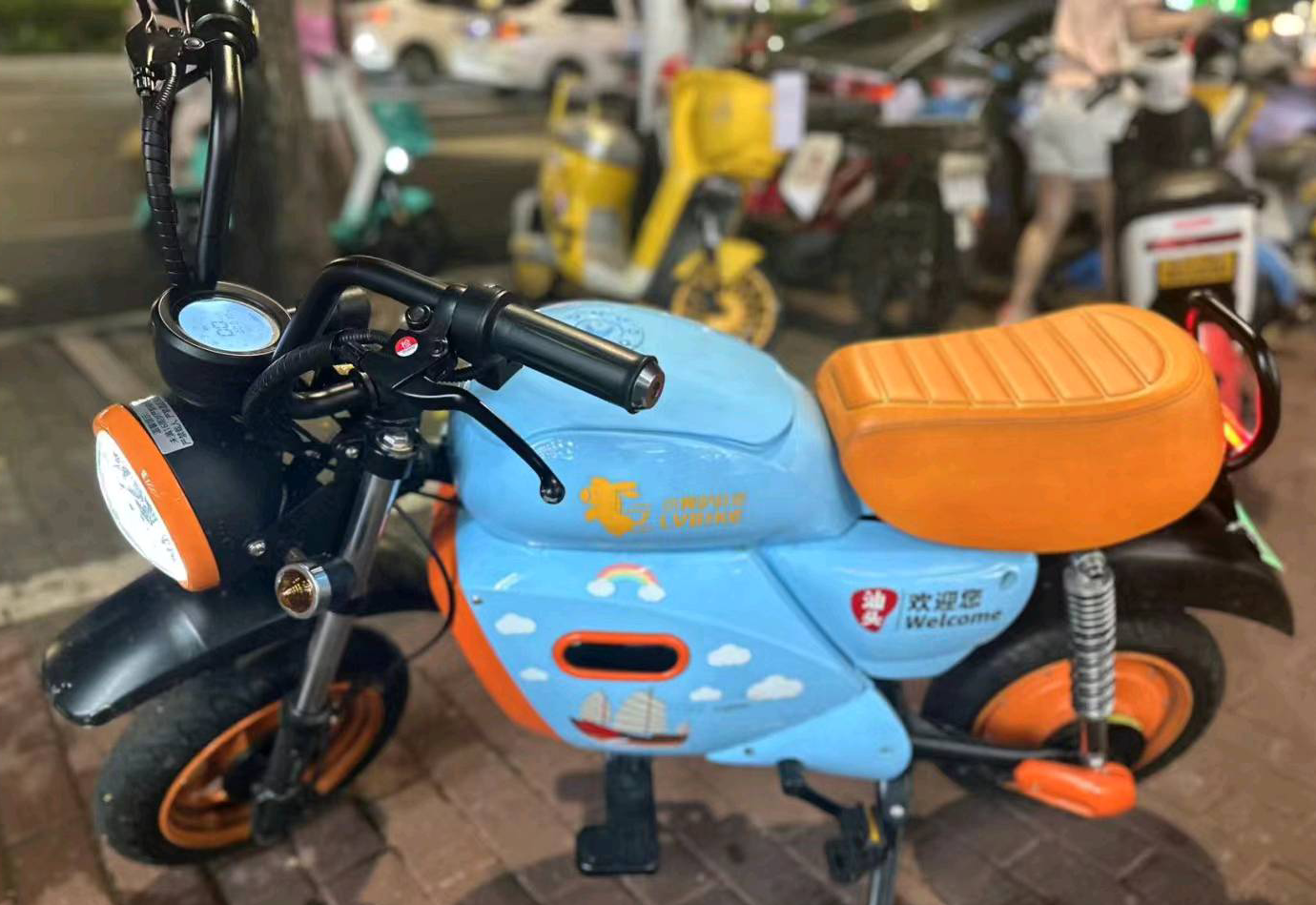 缤纷色彩中穿行，既经济又便捷，充满温馨～🚗
无需担忧交通堵塞，自在地漫游整个城市。当夜幕降临，海风轻轻吹过，骑上小巧的电动车，沿着海岸线享受无限的风情～🌊
欢迎来到汕头，体验这份独特的自在感！

