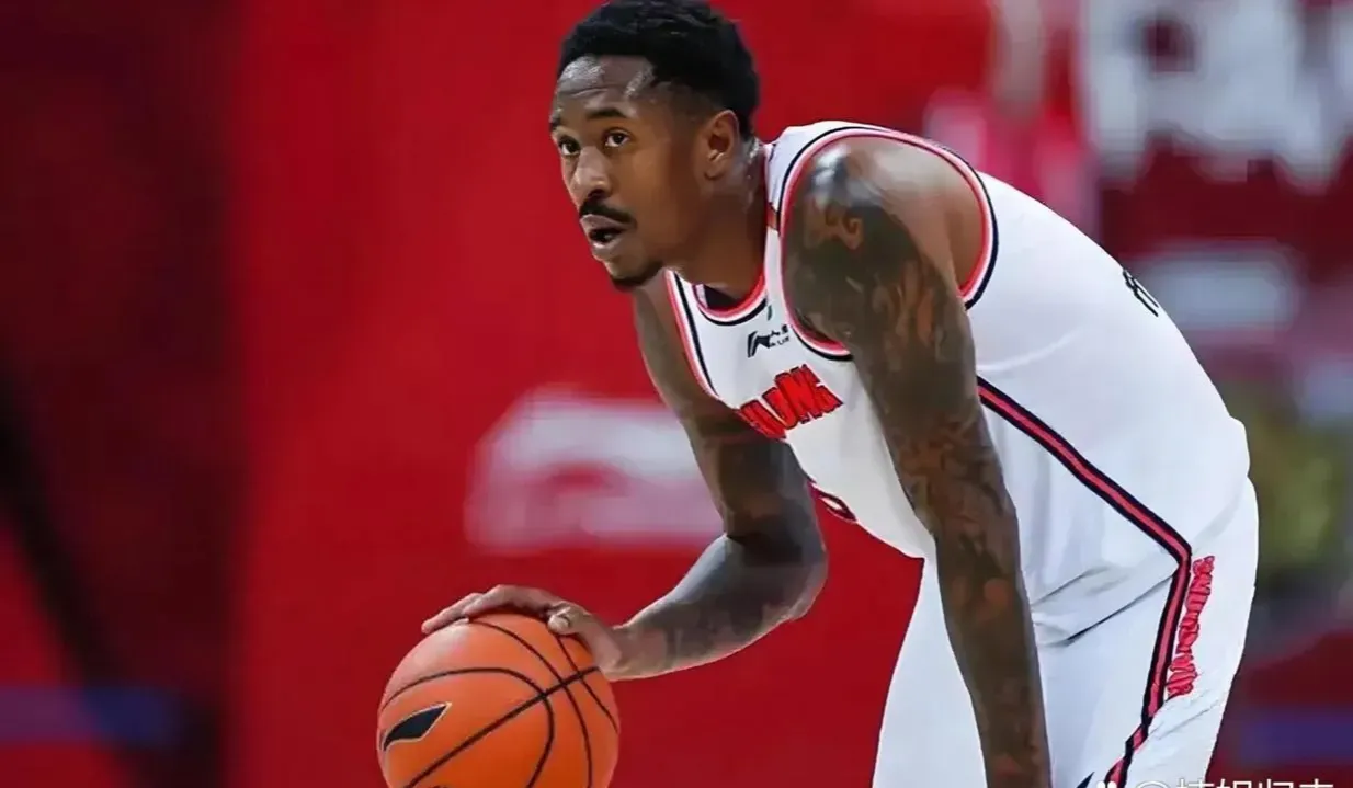 马尚与深圳队擦肩而过, 近日，一则消息引起了广泛关注：曾为广东宏远icon立下汗马功劳的外援马尚·布鲁克斯icon，在面对老战友周鹏icon教练的诚挚邀请时，最终因薪资问题未能与深圳队牵手成功。这不仅