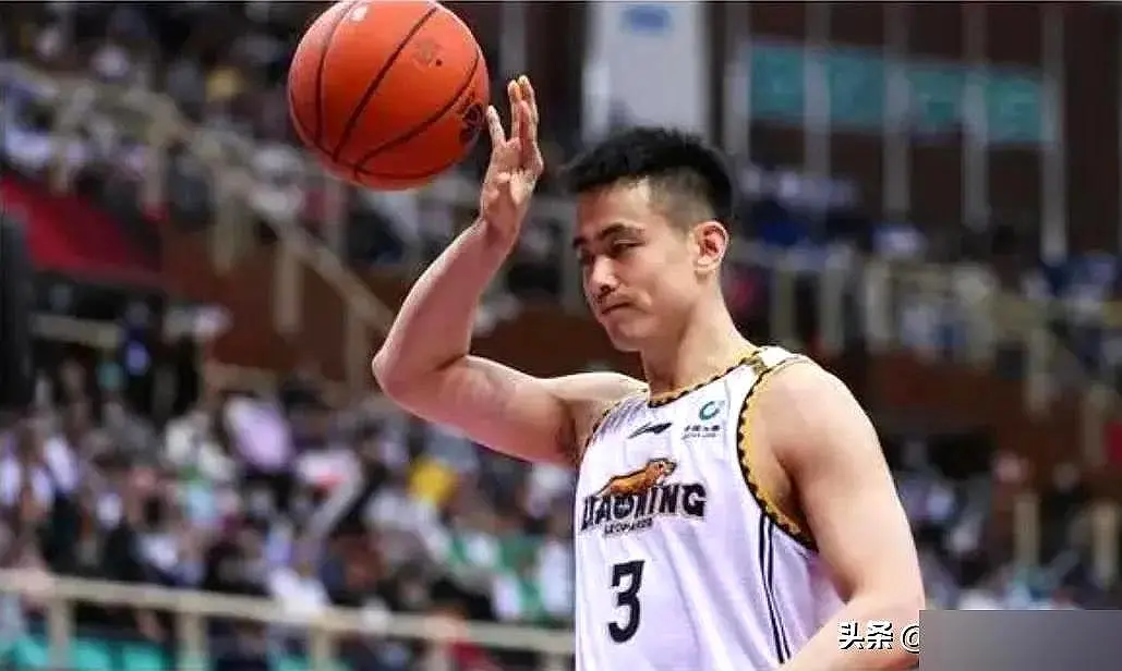 老实说，胡明轩与赵继伟，谁将才是CBA真正的王者？

咱们今天就来聊聊CBA两位当红球员——胡明轩和赵继伟。坦白说，这两人确实不在同一水平线上。咱们从头到脚好好分析一番：

1. 年龄差距显而易见：赵
