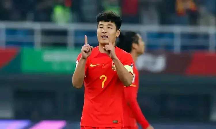 中国足球近年来的表现引发了众多球迷和业内人士的热议。不仅仅是武磊、张玉宁等核心球员的伤病问题，更深层次的问题也开始显现出来。比如，那些在俱乐部联赛中表现出色的球员，一旦穿上国家队的球衣，却频繁遭遇伤病