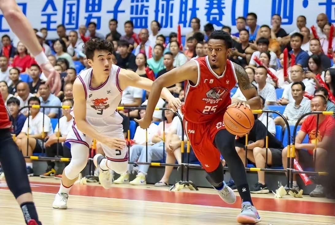 广东试训 1 米 97 前锋，辽宁新援抵达，上海报价尼克斯，郭艾伦复出！

广东男篮虽然取得 3 连胜，但仍受流感影响严重。徐杰、黄荣奇等主力球员虽已好转，但浑身无力。有消息称，广东男篮正在试训 1 