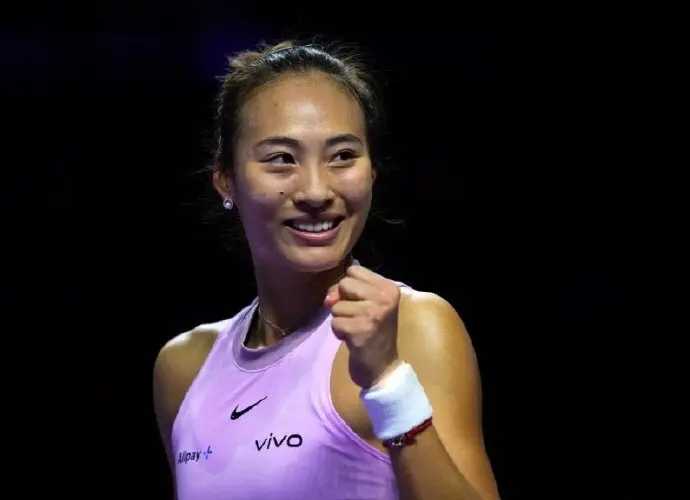 郑钦文太厉害了！她在狂轰 9 记 ACE 后，首次进入年终决赛！这是亚洲球员的最佳战绩，比肩 11 年前的李娜！

在这次利雅得 WTA 年终总决赛中，郑钦文以 2 胜 1 负的战绩获得紫组第 2 名