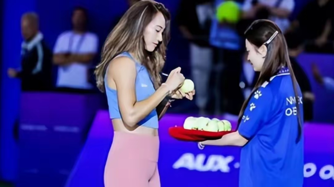 坦白地说，对于郑钦文在粉丝见面会上穿着紧身瑜伽裤，感觉有些不太合适。虽然这张照片还好，但还有几张贴图让我感到不太自在。

在我看来，在这类活动中，穿着比赛服或者裙子、运动服可能会更好一些。实在不明白为