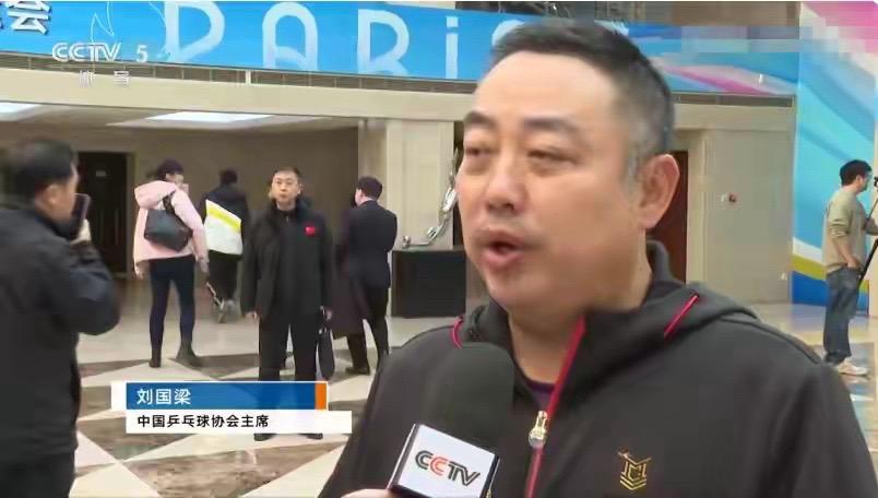 国乒遭遇重大打击！三大主力只剩两人，又有超级巨星因伤退出，这可咋整啊？刘国梁面临难题，要不要罚分扣钱？

2025年多哈球星挑战赛，国乒备战正酣，女队五大主力齐聚，男队却只剩三人，现在又突然传来周启豪